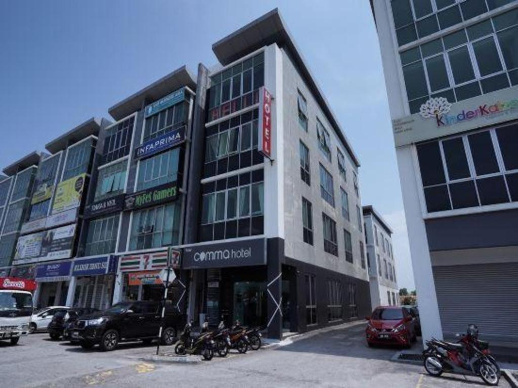 Comma Hotel Bandar Saujana Putra Exterior photo
